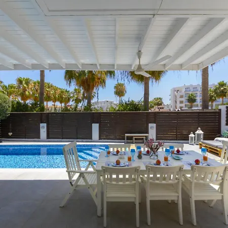 The Ultimate Guide To Renting Your Luxury 3 Bedroom Close To The Beach, 1461 Βίλα *